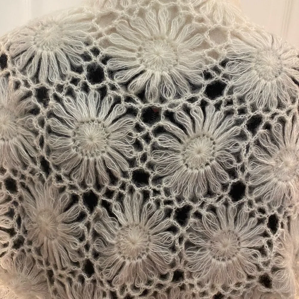 Gertz 100% acrylic knitted shawl, made in Japan 🇯🇵